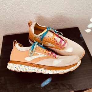 Brooks Energize Neutral Running Shoes Women’s Size 7 Peach Multi Lace Sneakers